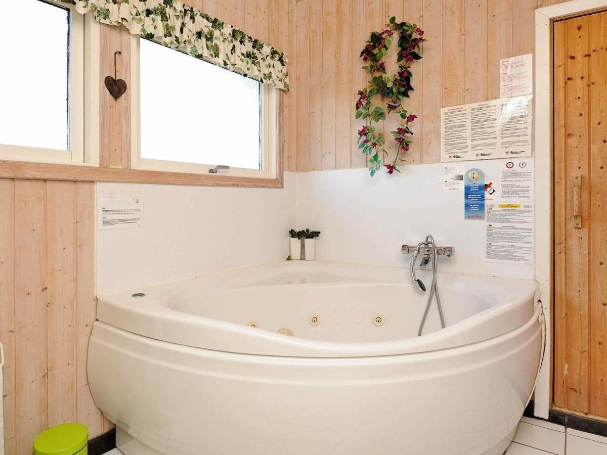 8 Person Holiday Home In Hejls Kamer foto